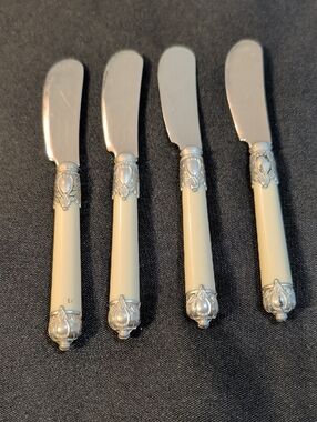 Vintage Set Of 4 Renaissance "Bone" Spreader Knives